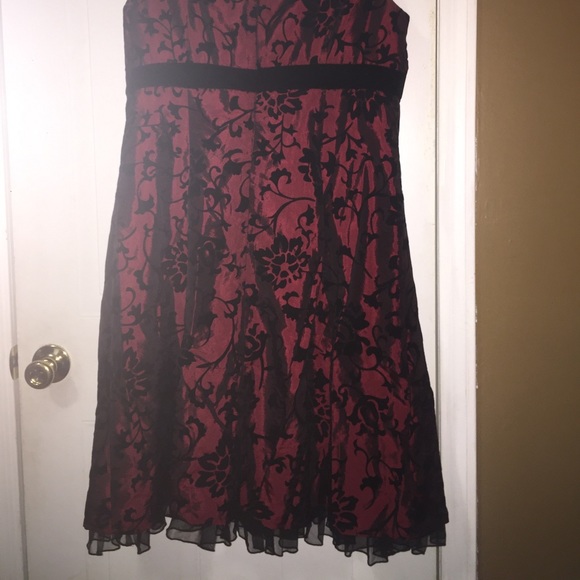 Formal Women’s Dress Velvety Black and wine red - Picture 2 of 4